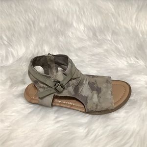 Blowfish Malibu Army Print Shoes Size 7.5